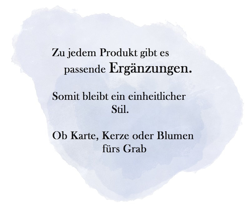 May include: White background with a blue watercolor wash and black text. The text reads: "Zu jedem Produkt gibt es passende Erg&auml;nzungen. Somit bleibt ein einheitlicher Stil. Ob Karte, Kerze oder Blumen f&uuml;rs Grab."