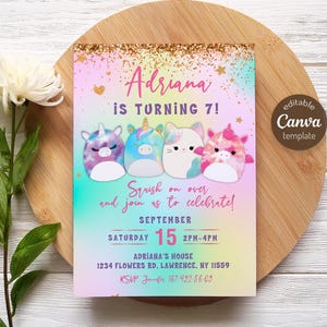 以下が含まれることがあります： 虹色の背景とスクイッシュマローをテーマにした、7歳の誕生日パーティーのカラフルな招待状。招待状には「Adrianaは7歳になります！」と書かれており、パーティーの日時と場所が記載されています。また、「Squish on over and join us to celebrate!」というテキストも含まれています。