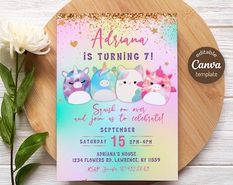 Może przedstawiać: Kolorowe zaproszenie na 7. urodziny z tęczowym tłem i motywem squishmallow. Zaproszenie zawiera napis "Adriana kończy 7 lat!" oraz datę, godzinę i miejsce imprezy. Zawiera również tekst "Squish on over and join us to celebrate!"