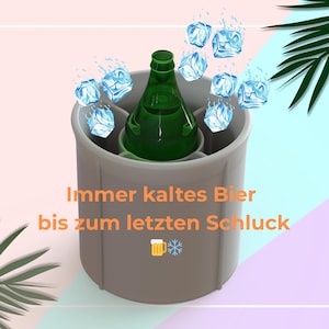 Puede incluir: Un enfriador de cerveza gris con una botella de cerveza verde en su interior, rodeada de cubitos de hielo. La imagen tiene texto que dice "Immer kaltes Bier bis zum letzten Schluck."