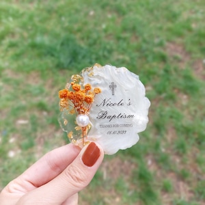 Op de afbeelding: Een handgemaakte houten snijplank met een natuurlijke afwerking. De plank heeft een levende rand aan &eacute;&eacute;n kant en een rechthoekige vorm. Ongeveer 45 cm lang en 30 cm breed.