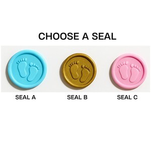 Pu&ograve; includere: Tre sigilli circolari con impronte di piedini di bambino. I sigilli sono blu, oro e rosa. Il testo "CHOOSE A SEAL" &egrave; sopra i sigilli. Sotto ogni sigillo c'&egrave; il testo "SEAL A", "SEAL B" e "SEAL C".