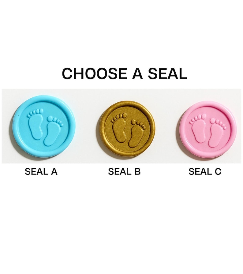 Pu&ograve; includere: Tre sigilli circolari con impronte di piedini di bambino. I sigilli sono blu, oro e rosa. Il testo "CHOOSE A SEAL" &egrave; sopra i sigilli. Sotto ogni sigillo c'&egrave; il testo "SEAL A", "SEAL B" e "SEAL C".