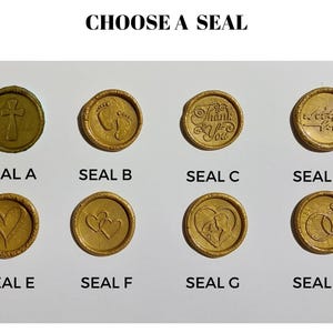 Op de afbeelding: Acht gouden waszegels met verschillende ontwerpen, waaronder een kruis, voetafdrukken en harten. De tekst "CHOOSE A SEAL" staat bovenaan, waarbij elke zegel is gelabeld van A tot en met H. Ideaal voor uitnodigingen of knutselwerk.