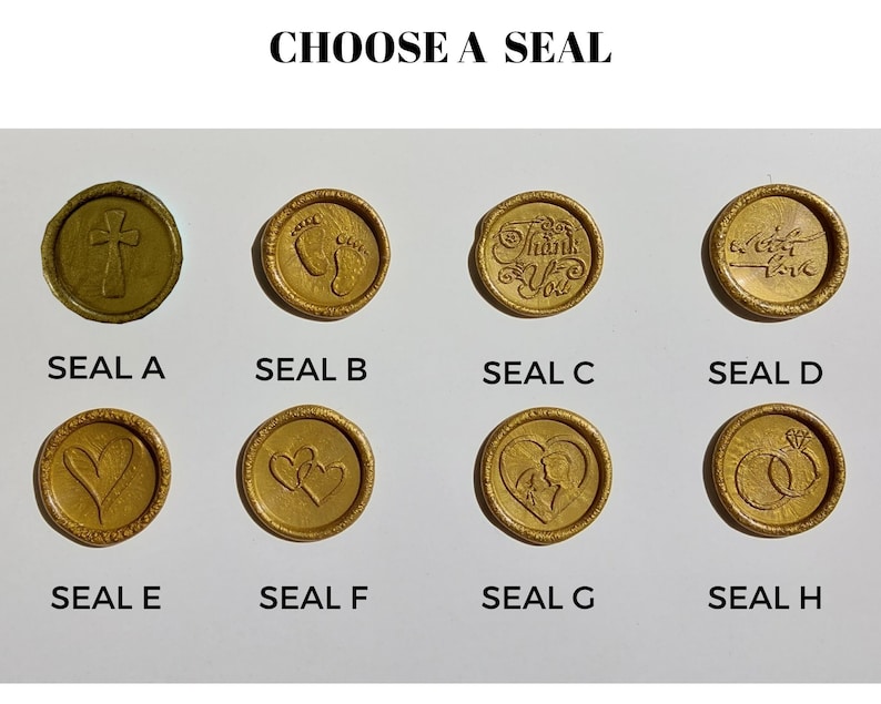 Op de afbeelding: Acht gouden waszegels met verschillende ontwerpen, waaronder een kruis, voetafdrukken en harten. De tekst "CHOOSE A SEAL" staat bovenaan, waarbij elke zegel is gelabeld van A tot en met H. Ideaal voor uitnodigingen of knutselwerk.