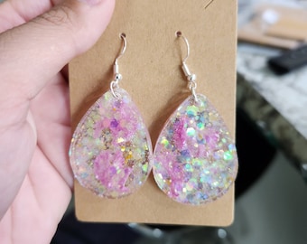 Boucles d'oreilles en résine florale scintillante rose