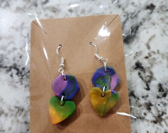 Boucles d'oreilles faites à la main de coeur d'argile d'arc-en-ciel