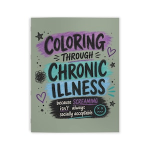 Könnte beinhalten: Ein salbeigrüner Buchumschlag mit dem Text "COLORING THROUGH CHRONIC ILLNESS because SCREAMING isn't always socially acceptable" in schwarzer, violetter und blauer Pinselstrich-Schrift, akzentuiert durch kleine Sterne, Herzen und Kritzeleien.