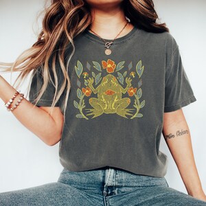 Frog Shirt, Cottagecore Tee, Dark Botanical Tee, Whimsigoth Tee, Cottagecore Shirt, Vintage TShirt, Toad Tee, Dark Academia Apparel