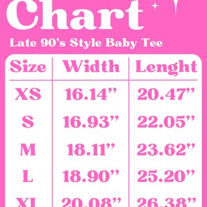 Puede incluir: Tabla de tallas para una camiseta de beb&eacute; estilo finales de los 90, que muestra las medidas de ancho y largo en pulgadas para las tallas XS, S, M, L y XL.