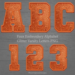 Può includere: Lettere e numeri universitari glitterati arancioni, tra cui A, B, C, 1, 2 e 3, con un contorno arancione. Il testo "Faux Embroidery Alphabet Glitter Varsity Letters PNG" è visualizzato sotto le lettere e i numeri.