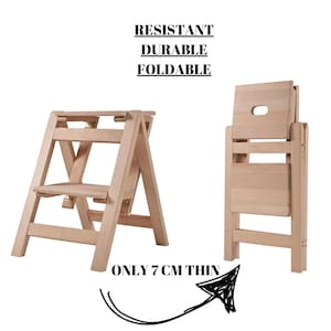 Puede incluir: Dos taburetes de madera plegables, uno plegado y otro desplegado. El taburete desplegado tiene dos peldaños y tiene 7 cm de grosor. Los taburetes son de madera natural, resistentes, duraderos y plegables.