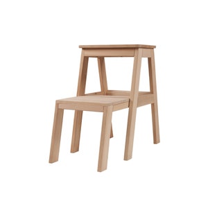 Può includere: Uno sgabello a gradini in legno con due gradini. Lo sgabello è realizzato in legno naturale e ha un design semplice.