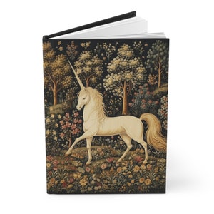 Könnte beinhalten: Ein weißes Einhorn mit einem langen Horn steht in einer üppigen Waldlandschaft. Das Einhorn ist von bunten Blumen und Grün umgeben, was eine magische und fantasievolle Szene erzeugt.