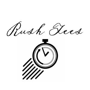 Könnte beinhalten: Ein schwarzes grafisches Logo mit dem Text Rush Fees in einer kursiven Schriftart über einem schwarzen Stoppuhr-Symbol. Die Stoppuhr verfügt über ein kreisförmiges Zifferblatt mit Strichen und einem geschwungenen Pfeil, der Bewegung andeutet.