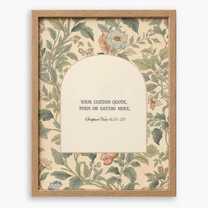 Può includere: Una cornice rettangolare in legno contenente una stampa con un pannello centrale ad arco color crema. Il testo recita: YOUR CUSTOM QUOTE, POEM OR SAYING HERE. Scripture Verse 6:24-25. Lo sfondo presenta un motivo botanico di foglie verdi.