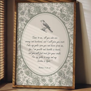 Puede incluir: Un juego de tres tazas de cerámica con un acabado moteado y mate. Las tazas son de color crema, gris claro y gris oscuro. Cada taza tiene un diseño simple y minimalista, ideal para café o té.