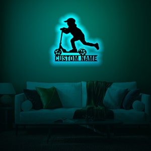 Letrero de madera con luz LED RGB para pared personalizado para niño, letrero decorativo con nombre y luz para scooter para niño personalizado, letrero de pared con nombre y luz para scooter para niño personalizado