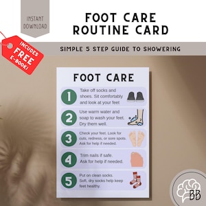 Può includere: Una scheda bianca con il testo "FOOT CARE ROUTINE CARD" e una guida in 5 fasi per la doccia. La scheda include illustrazioni e istruzioni per la cura dei piedi, come lavare, controllare e tagliare le unghie. Include un e-book gratuito.
