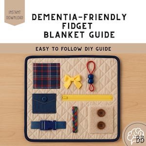 Puede incluir: Un cuadrado de tela acolchada beige con varias texturas y colores, incluyendo una tela a cuadros roja y azul, una tela azul con botones, una cremallera amarilla, una cuerda trenzada roja y verde, una tela marrón con botones, una hebilla azul y un lazo amarillo. El cuadrado de tela está rodeado por un borde azul oscuro. El texto "DEMENTIA-FRIENDLY FIDGET BLANKET GUIDE" está en la parte superior de la imagen. El texto "EASY TO FOLLOW DIY GUIDE" está debajo del cuadrado de tela. El texto "INSTANT DOWNLOAD" está en la esquina superior izquierda de la imagen.