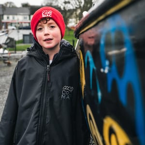 Albornoz infantil impermeable con forro polar / Negro y gris CosiMac