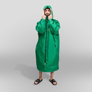 Cosimac CosiRobe2 Emerald Green Super warm waterproof outdoor changing robe for sea swimming. Dry Cosy and Quick Drying image 2