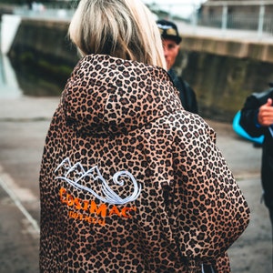 Cosimac CosiRobe2 Leopard Print Super warmer wasserdichter outdoor Umhang zum Meerschwimmen. Trocken gemütlich und schnell trocknend Größe L Bild 9