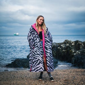 Albornoz cambiador con forro polar y estampado de cebra / Albornoz impermeable para exteriores CosiRobe