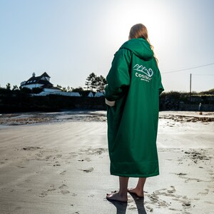 Cosimac CosiRobe2 Emerald Green Super warm waterproof outdoor changing robe for sea swimming. Dry Cosy and Quick Drying image 5