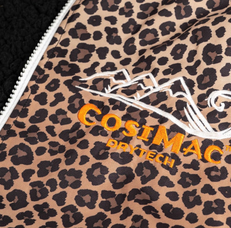 Cosimac CosiRobe2 Leopard Print Super warmer wasserdichter outdoor Umhang zum Meerschwimmen. Trocken gemütlich und schnell trocknend Größe L Bild 8