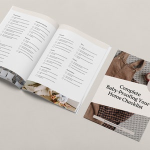 K&ouml;nnte beinhalten: Eine Checkliste zum Babysichern Ihres Zuhauses. Die Checkliste ist auf einem wei&szlig;en Blatt Papier gedruckt und enth&auml;lt eine Vielzahl von Sicherheitstipps f&uuml;r verschiedene Bereiche des Hauses, wie K&uuml;che, Wohnzimmer und Badezimmer. Die Checkliste ist mit einem Foto eines Babys in einem braunen und wei&szlig;en karierten Outfit illustriert.