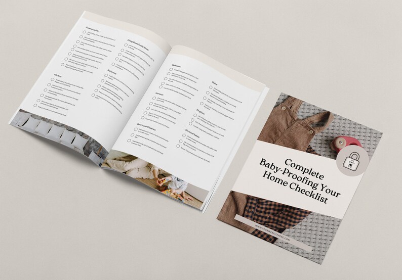 K&ouml;nnte beinhalten: Eine Checkliste zum Babysichern Ihres Zuhauses. Die Checkliste ist auf einem wei&szlig;en Blatt Papier gedruckt und enth&auml;lt eine Vielzahl von Sicherheitstipps f&uuml;r verschiedene Bereiche des Hauses, wie K&uuml;che, Wohnzimmer und Badezimmer. Die Checkliste ist mit einem Foto eines Babys in einem braunen und wei&szlig;en karierten Outfit illustriert.