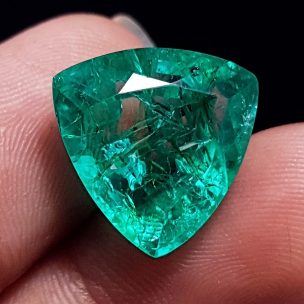 Natural Colombia Green Emerald 10 Carat Loose Gemstone For Ring Use Or Jewelry Making Trillion Cut Loose Gemstone Halloween sale