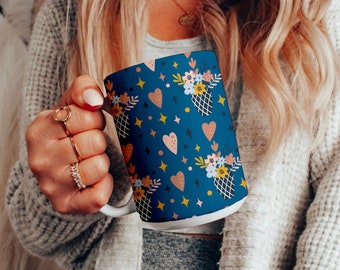 Große Blaue Blumen Keramik Kaffeetasse, 15 Unzen Kaffeetasse mit Wildblumen, Geschenk für Lieblingslehrer, Kaffeeliebhaber, Blumendruck