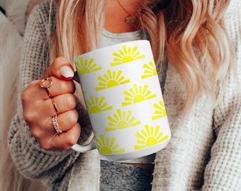 Taza de cerámica Sunshine de gran tamaño, taza de café grande de 15 oz con rayos amarillos de brillo solar, regalo para el maestro favorito, amante del café, impresión de despertador