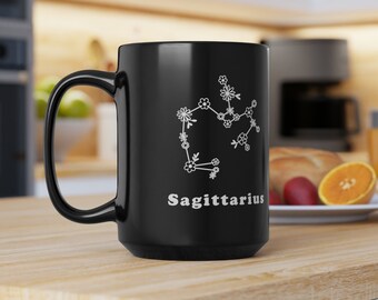 Taza negra del zodíaco de flores silvestres de gran tamaño, taza de café boho grande, regalo para amantes del café, diseño en blanco y negro, regalo de cumpleaños de Sagitario