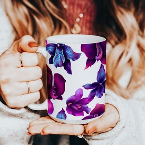 Tasse en céramique d&#39;orchidée violette lumineuse, grande tasse de café avec des fleurs, tasse de fleur tropicale, tasse de Latte, cadeau pour elle, tasse énorme pour l&#39;amateur de café