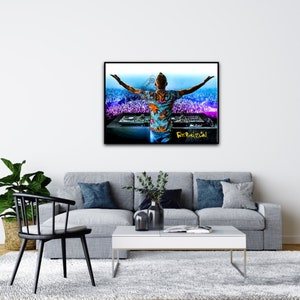 Op de afbeelding: Een digitale illustratie van een persoon met de armen omhoog, staand achter een DJ-mixer voor een menigte mensen. De achtergrond is een verloop van blauw en paars. De tekst "For Back To The Future" staat in geel onderaan de afbeelding.
