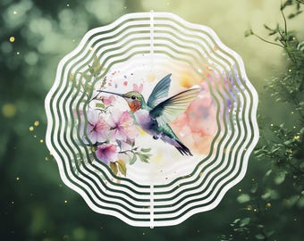 Puede incluir: Un molinillo de viento de metal blanco con un colibrí y flores rosas en un diseño de acuarela. El molinillo tiene múltiples capas que crean un efecto de remolino cuando gira.