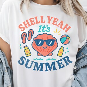 Könnte beinhalten: Weißes T-Shirt mit einem farbenfrohen Grafikdesign, das eine Muschel mit Sonnenbrille, den Text "Shell Yeah It's Summer" und Strandmotive wie Flip-Flops, Sonnencreme und einen Strandball zeigt.