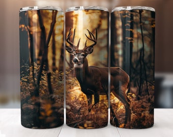 Op de afbeelding: Een roestvrijstalen tumbler met een bruin hert dat in een bos staat met een zonsondergang op de achtergrond.