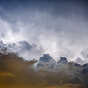 De donderende harmonie van een stormnacht. Donder van dichtbij: intense blikseminslagen. Digitale posters.