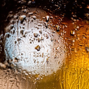 Magie des gouttes de pluie : verre scintillant avec effet bokeh. Affiches numériques.