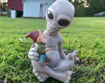 Alien mit Zwerg Gartenstatue, Außenhofdekor, Rasendekor, Verandadekor, Wohnkultur, Harzdekor, Schreibtischverzierung