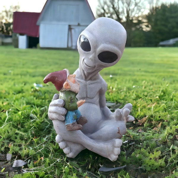 Alien mit Zwerg Gartenstatue, Außenhofdekor, Rasendekor, Verandadekor, Wohnkultur, Harzdekor, Schreibtischverzierung