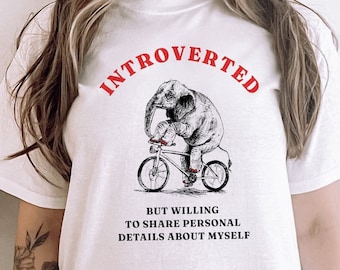 Introvertierter Oversharer T-Shirt Unisex / Schräges Tshirt / Lustiger Neurologisch abweichender Vintage Elefant auf dem Fahrrad Retro OOAK T-Shirt /Meme T-Shirt