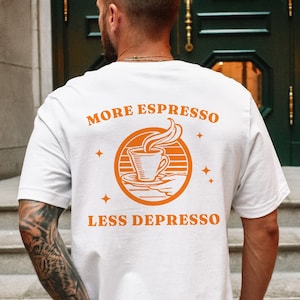 Retro &#39;Más espresso menos Depresso&#39; Camiseta con eslogan divertido Unisex / Regalo para amantes del café / Camiseta de barista Camiseta / Cita de cafeína relacionada