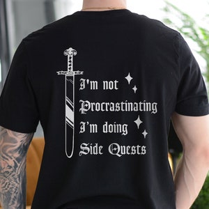 I&#39;m Not Procrastinating I&#39;m doing Side Quests Back Print T-shirt / Funny nerdy Procrastination Geeky Shirt / Gamer shirt Tee Boyfriend Gift