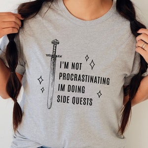 I&#39;m Not Procrastinating I&#39;m doing Side Quests T-shirt / Funny nerdy Procrastination Geeky Shirt / Gamer shirt Tee
