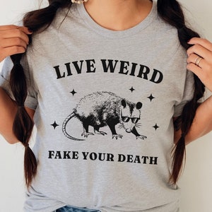 Live Weird, Fake your Death Funny Possum T-Shirt / Random Spirit Animal Weird T Shirt / Funny motivational Rodent Tee Vintage Funny Shirt